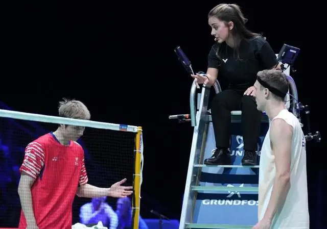 甚至刻意比, 但裁判在执, 安赛龙现在